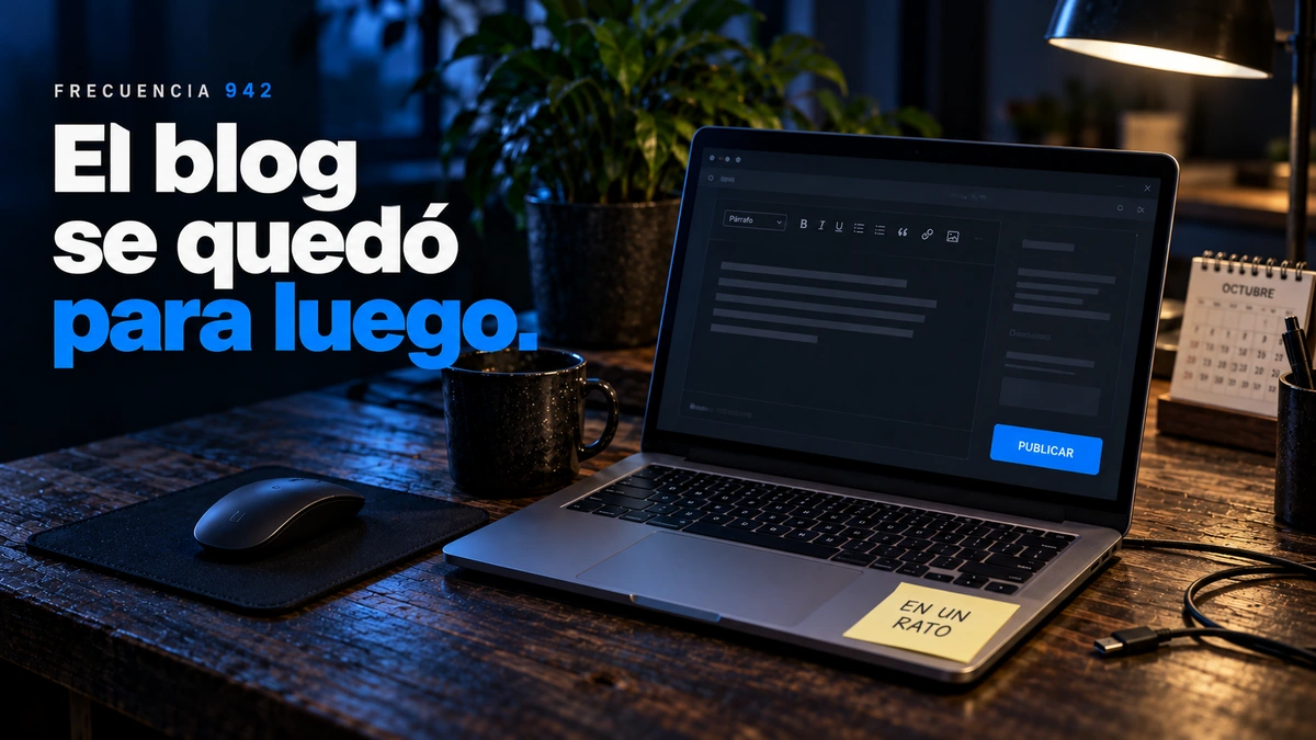 Mesa de trabajo con port&aacute;til, taza, rat&oacute;n, calendario de octubre y una nota &laquo;En un rato&raquo;, junto al titular &laquo;El blog se qued&oacute; para luego&raquo; en blanco y azul el&eacute;ctrico.
