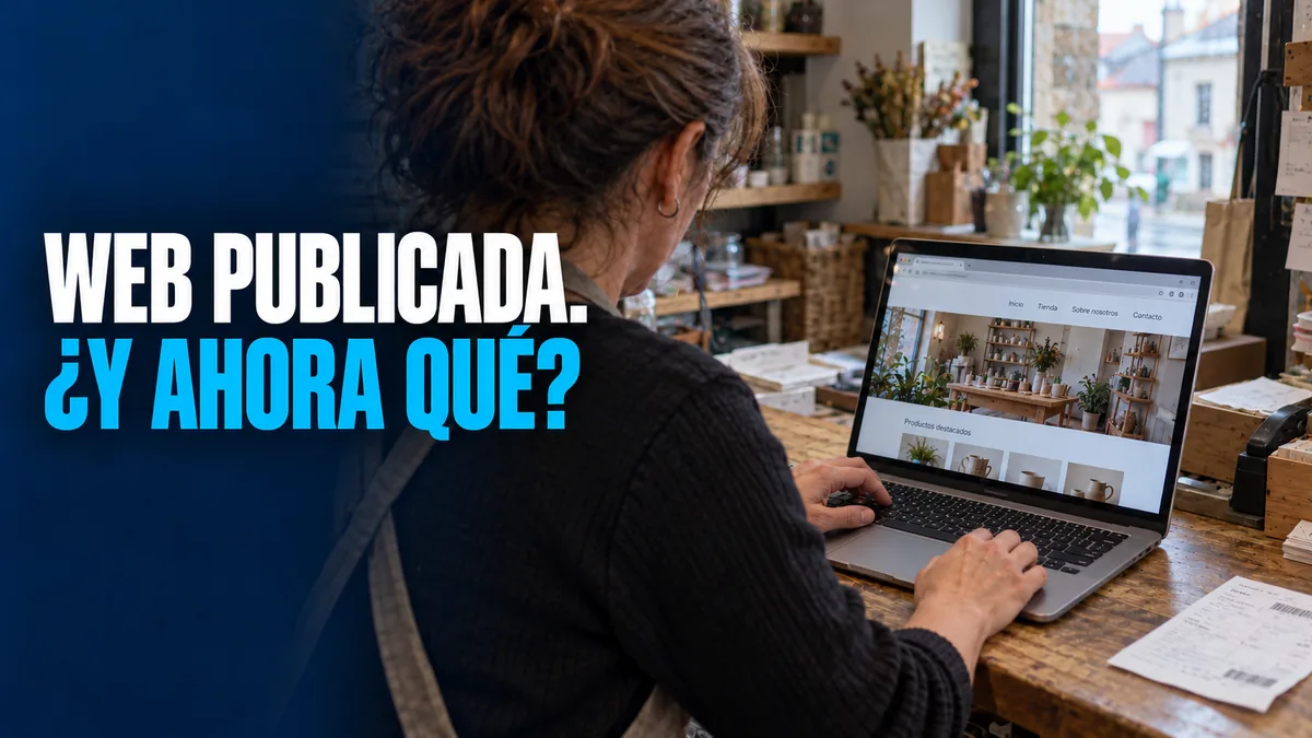 Una comerciante revisa la web de su negocio en un port&aacute;til sobre el mostrador; titular &laquo;Web publicada. &iquest;Y ahora qu&eacute;?&raquo;.